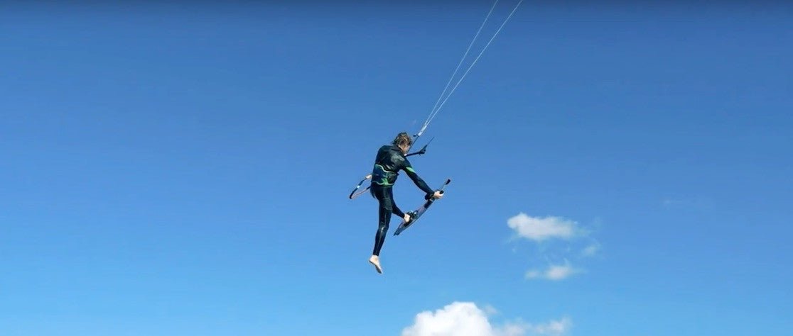 How to do a one-foot trick in kitesurfing? - Skymonster Watersports